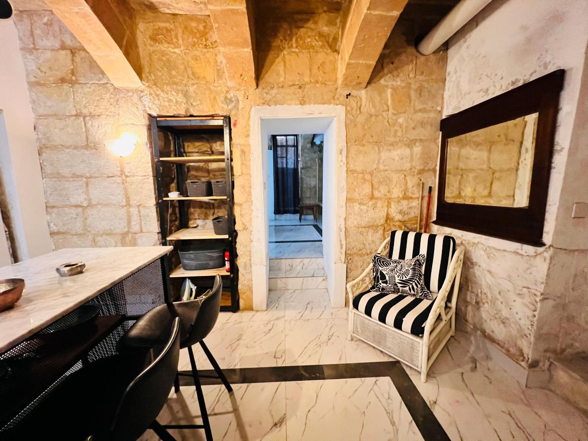 Charming Townhouse Prime Area Valletta Apartment Luaran gambar