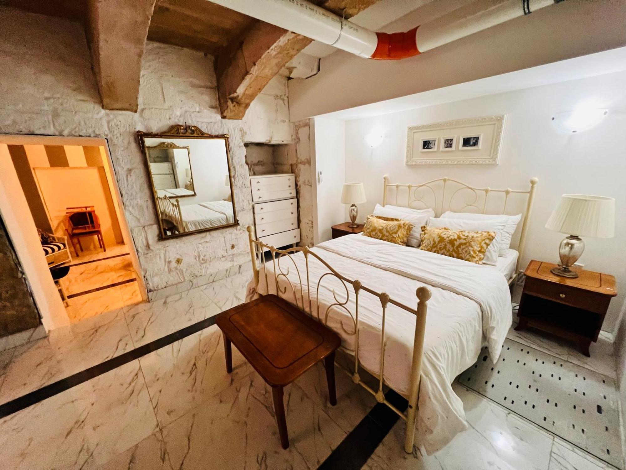 Charming Townhouse Prime Area Valletta Apartment Luaran gambar