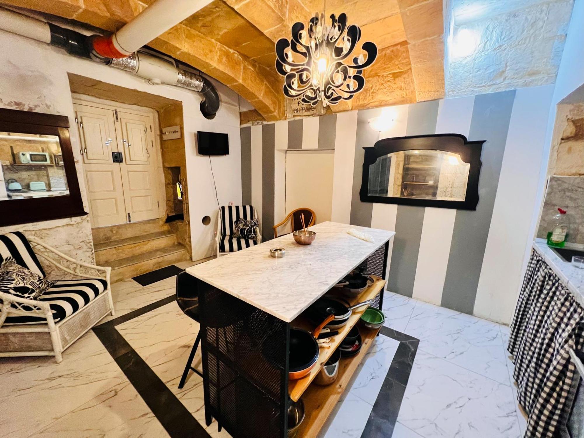 Charming Townhouse Prime Area Valletta Apartment Luaran gambar